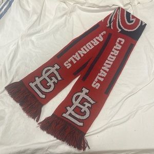 Men’s St. Louis Cardinals knit scarf.